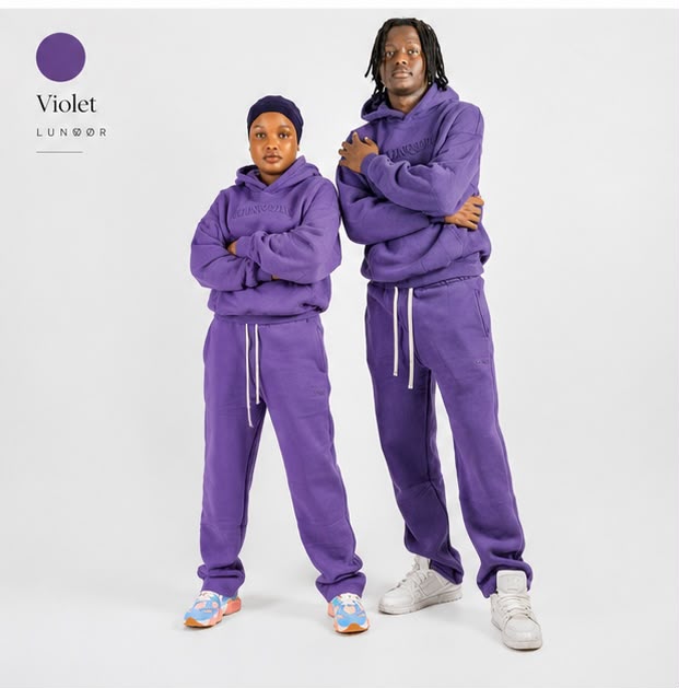 Ensemble de survêtement Lunøør violet, porté par elle et lui